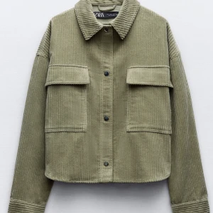 Manchesterjacka - Grön manchesterjacka helt ny med prislapp kvar. Säljer pga kmr inte till användning och kan inte lämna tillbaka. Jag har i vanliga fall M/S men passar mig bra, lite oversized. Köpt för 390