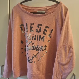 Fin sweatshirt från Diesel - Tunn fint rosa tröja. Detalj på ärm vid armbågen. Defektfri och som oanvänd 