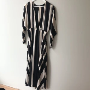 Zara klänning  - Nyskick, inte genomskinlig och jätte fina färger inga skador eller liknande från Gina Tricot.❤️