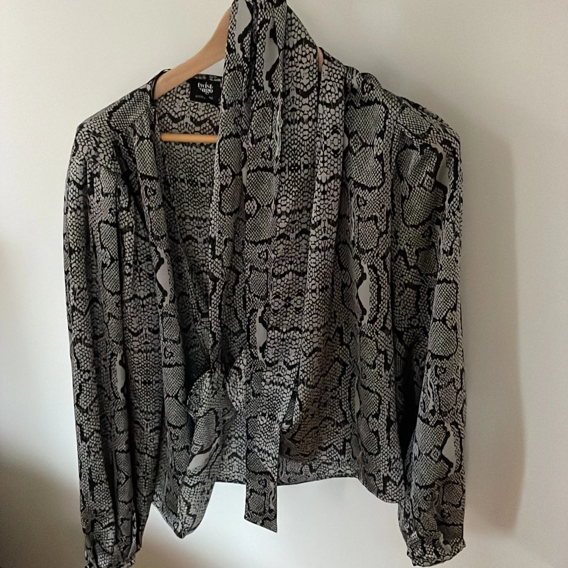 Knytblus, grå/svart