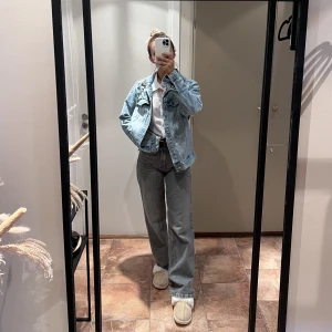 Jeansjacka - Jeansjacka H&M med fastsydda pärlor som glittrar väldigt fint. 