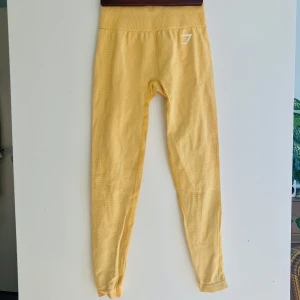 Gymshark vital seamless 2.0  - Gula gymshark leggings, jättebra skick, använda ca två gånger pga för små 