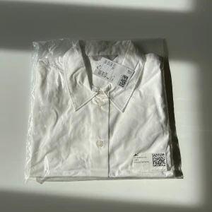 Vit skjorta från H&M 🤍 - Helt ny skjorta från H&M i storlek S som är oöppnad då jag råkade köpa 2 st 🤍Nypris 149 men säljer för 130 kr, köpare står för frakt men kan också mötas upp 🤍