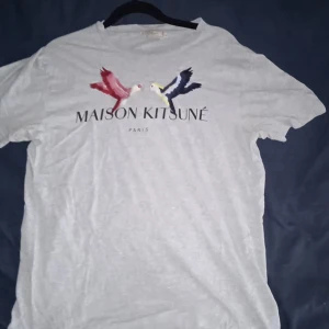 Maison kitsune T-shirt - Grå t-tshirt med broderat tryck! Fint skick strl S men passar M