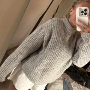GRÅ STICKAD TRÖJA - helt ny stickad tröja från zara i storlek s, supergosig och en sticksig 