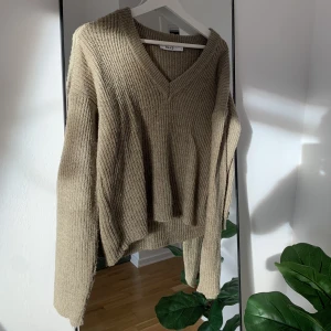 Stickad tröja  - Från NAKD v-ringad 