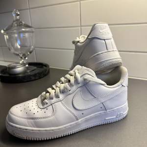 Vita Nike air force 1. Passar både killar samt tjejer. Som nya använda, andvända några ggr. Säljer dom för endast 700kr