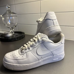 Nike Air Force 1 stlr40,5 - Vita Nike air force 1. Passar både killar samt tjejer. Som nya använda, andvända några ggr. Säljer dom för endast 700kr