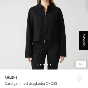 Svart kofta  - Hej! Jag vill se intresset på denna svarta kofta. Nypris 599kr mitt pris 399kr. Använd en gång i nyskick. Har du någon fråga är det bara att fråga på💘