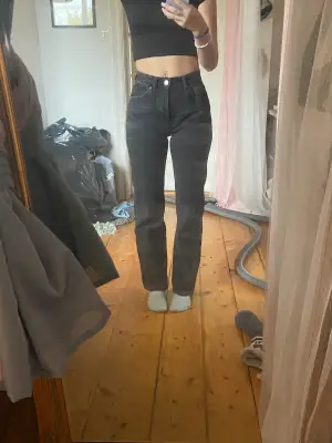 Säljer dessa svarta jeans från pull&bear då jag har 2 väldigt liknande jeans! De är felfria men skulle säga att de går ut sig ganska mycket emellan tvättar, men det är nog inget större problem :) 