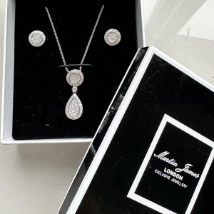 Smyckessätt - Matchande örhängen och halsband i silver med glittrande detaljer, oanvänt! Perfekt att ge bort i present🤍