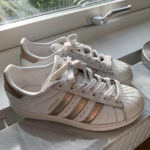 Adidas SUPERSTARS - Snygga superstars skor från adidas, snygga till allt