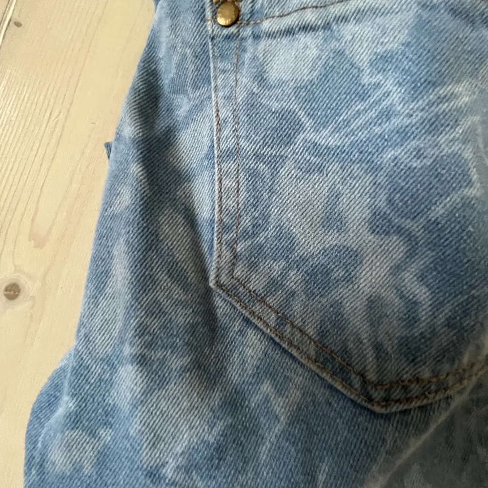Super fina H&M jeans som tyvärr är en aning för stora för mig, därför säljs dom nu😊. Jeans & Byxor.