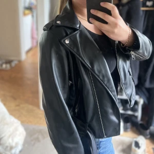 Jacka - Jättefin skinnjacka från Zara! storlek 40, passar M men även S om man vill ha lite oversize