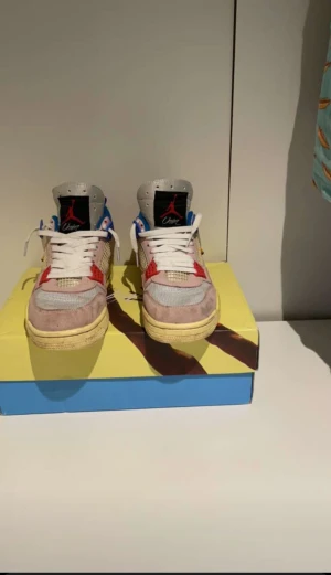 Jordan 4  - Jag har valt att sälja min Jordan 4 guava ice för att jag inte gillar dom så mycke. Kommer tvättas innan jag säljer dom.