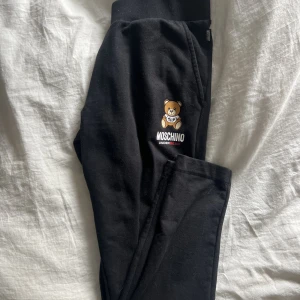 Moschino byxor - Moschino mjukisbyxor som knappt är använda! Storlek S