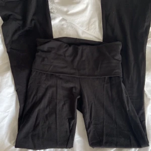 Yoga pants - Säljer mina yoga pants från Ginatricot🤍 Är i nyskick, knappt använda. Dem är uppsprättade i nedre delen av byxbenen, skriv för bilder. Annars i fint skick🤍