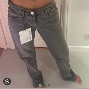 Zara jeans  - Dom populära lågmidjade jeansen från zara i storlek 34. 100kr+frakt
