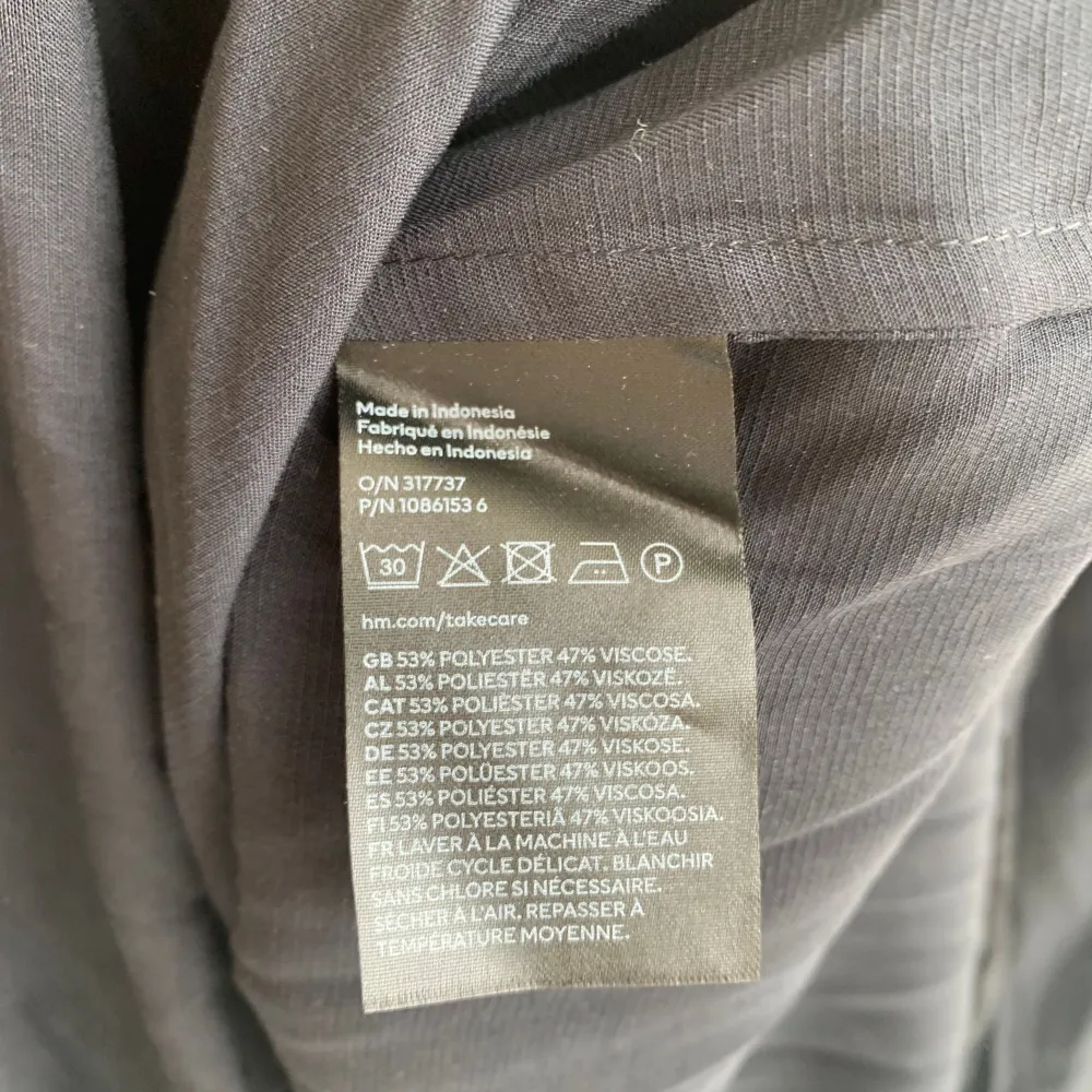 Blus från H&M.  Storlek: XS Material: Polyester, Viskos Anmärkning: Nopprig. Blusar.