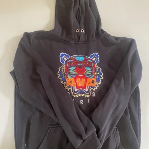 Kenzo Paris  - En kenzo hoodie med ett perfekt skick! Har använt ett par gånger men fortfarande gått som ny😊  Dm för fler bilder!