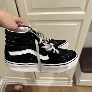 Höga Vans platform sneakers - Säljer mina nästintill oanvända Vans! Jättefint skick då dem är använda max 5 ggr🥰 Pris går att diskutera 👍