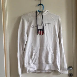 Hoodie - En hoodie från gant. Den har inga fläckar men den har lite slitningar vid mudden. DEN ÄR INTE TRASIG! Tyget har blivit slitet från att den är tvättat men det är inte jätte konstigt eftersom den är köpt 2017