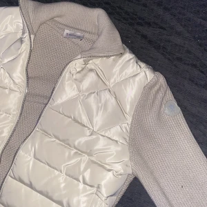 Moncler Cardigan Beige - Beige Moncler Cardigan Storlek S