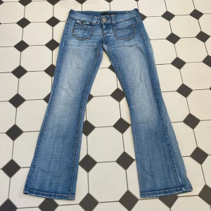 Lågmidjade jeans - Midjemått tvärs över 37cm innerbenslängd 77cm