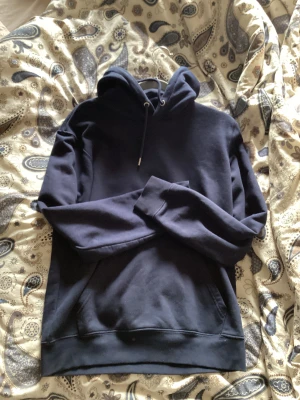 Mi amour hoodie  - En super snygg Mi amour hoodie! Denna hoodie är super populär och har endast använd denna 2-3 gånger men den är så gott som ny!!💕💕 vid många intrisserade startar jag en budgivning!! 