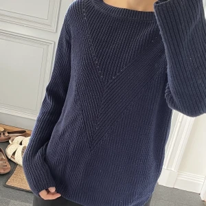 Stickad blå tröja - Blå stickad tröja i storlek S från s.Oliver. Mycket fint skick.