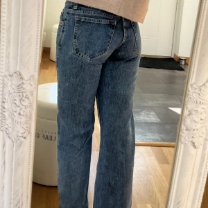 Lågmidjade weekday jeans - Dessa jeans är i modellen Arrow från weekday. Skriv för fler bilder🫶🏻