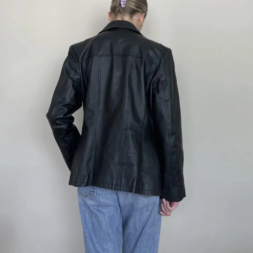 Vintage leather jacket that fits a size small to medium . Jackor.