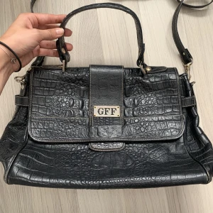 Gianfranco Ferré läder väska  - Svart läder väska av Gianfranco Ferré. Ärft av Farmor. Inga skador på lädret ända är att vänster sida av inner fickan är lite trasig. Höjd ca 27cm, bred ca 32cm, djup 15cm