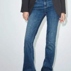 Säljer nu mina populära bootcut jeans från Zara  då dom är lite stora för mig❤️ Inga defekter, fint skick😍