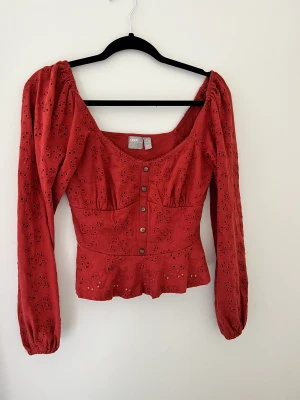 Topp från asos - Fin topp som passar upp till strl 36!