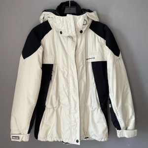 Vintage skidjacka - Snöskydd, massor av fickor samt ventilation på sidorna. Perfekt skidjacka!🌸 dry tex 