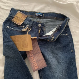 Lågmidjade jeans  - Så fina lågmidjade jeans ifrån bigstone nya med prislappar kvar, deagkjedjan är trasig men går säkert att lösa enkelt säljer då de är försmå för mig annars hade jag lätt behållt dem 💙💙
