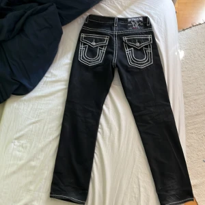 True religion jeans - True religion joey super t.  Storlek 30x32 Utmärkt skick och säljs på grund av att dom inte kommer till användning och blivit för små. Kontakta för mer mått och bilder. Priset är flexibelt vid snabb affär! 