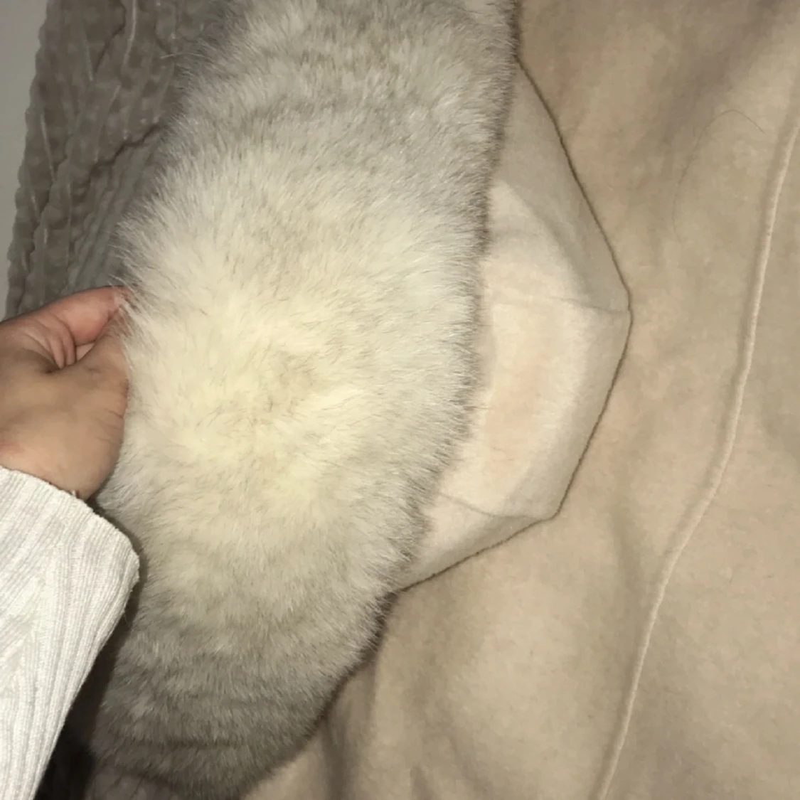 beige kappa med äkta päls - 91