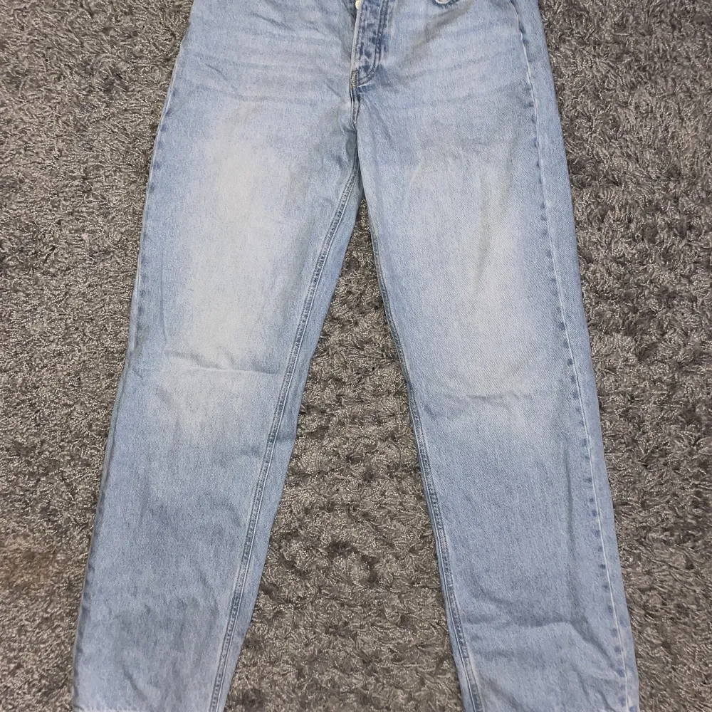 Ljusblåa jeans från ginatrocot i storlek 36, modellen ”boyfriend”. Lite baggy i modellen. . Jeans & Byxor.