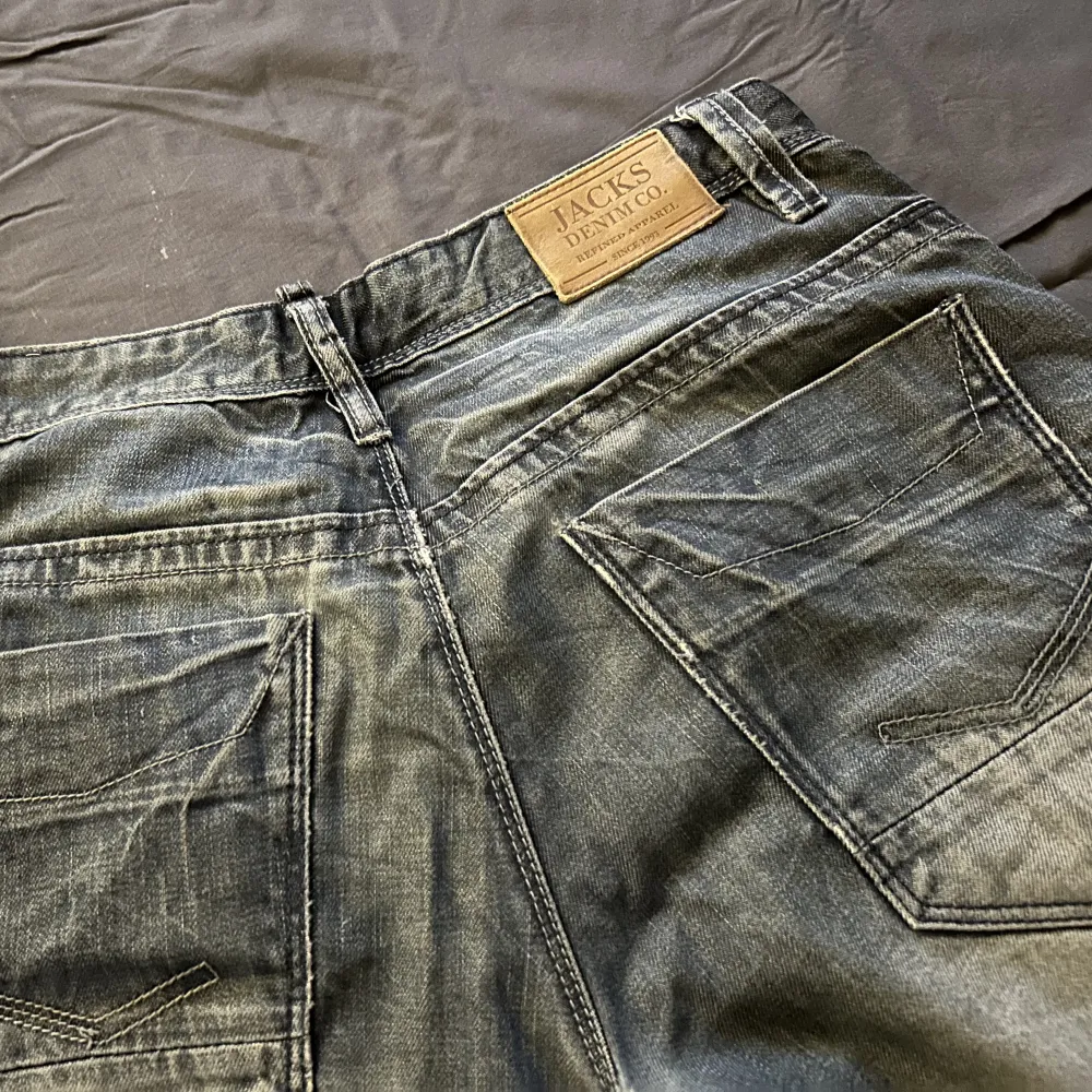 Jättefina jeans som är blå/grå aktiga, jättefin färg. Ser lite vintage ut, dock så finns det en defekt skriv för fler bilder.. Jeans & Byxor.