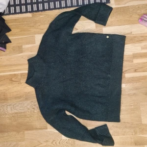 Stickad Pernilla Wahlgren tröja - Fint skick. Köparen betalar frakten Mörkgrön 