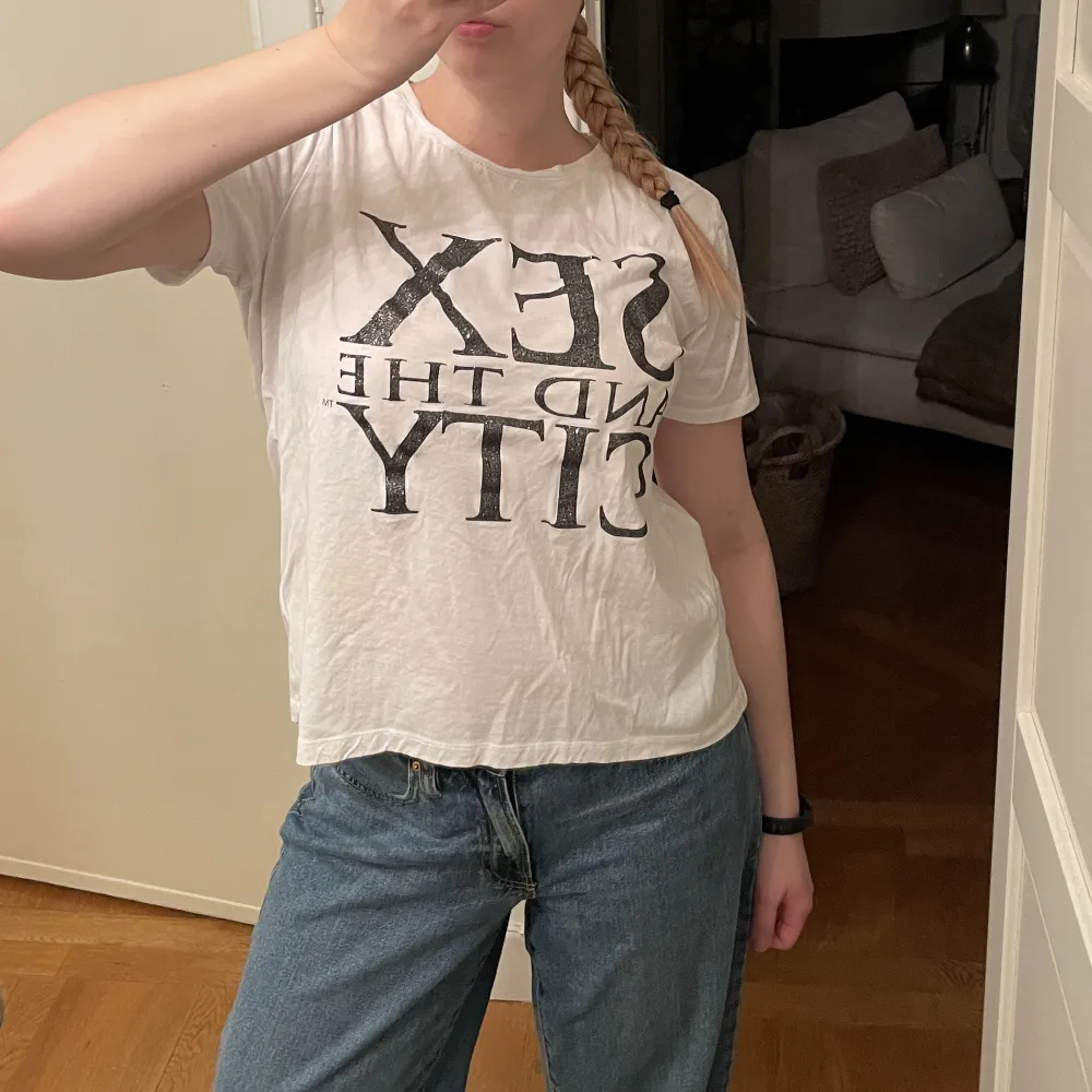 Vit sex and the city t-shirt! Med glittrig text! Bra skick🙌🏼. T-shirts.