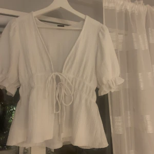 Vit blus  - En jättefin blus, endast använd en gång. Pris kan gå att diskutera <3