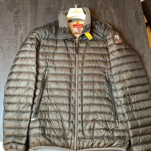 Parajumpers Daytripper storlek M - Säljer en Parajumpers Daytripper i fint skick, inga hål osv! Nypris 3999kr  Säljes med hängare kvitto osv. 