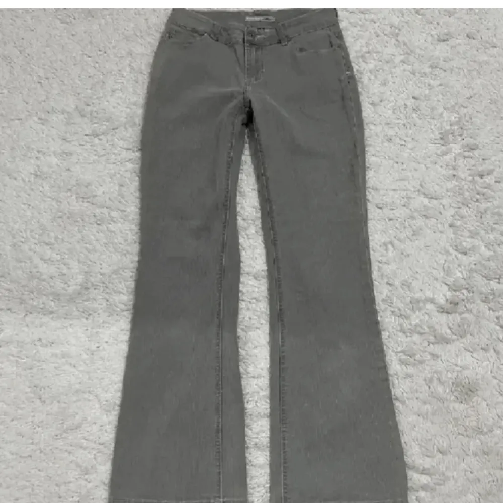Jag säljer dessa fina gråa jeans som jag själv köpt på Plick men tyvärr så var dom för korta för mig! Hon som jag köpte dom av sa att det var storlek 27/32 men jag skulle säga att dom är 27/30, i byxorna står det ”Size 00 short”. . Jeans & Byxor.