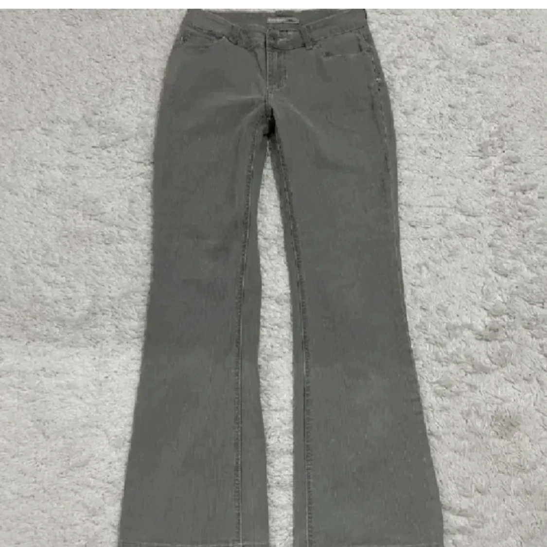 Gråa bootcut jeans! - 90