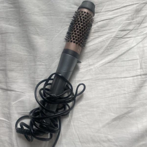 Remington värmeborste  - Använd fåtal gånger då jag inte gillade hur det blev i mitt hår. Väldigt bra skick.