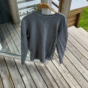 Lyle and scott sweatshirt  - Lyle and scott sweatshirt i bra skick, grå med litet märke i storlek S