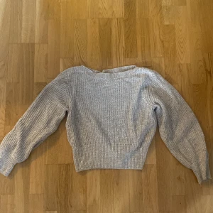 Stickad tröja med mudd - Stickad tröja i fint skick. Tyvärr är kragen lite töjd men i övrigt fin kvalité.